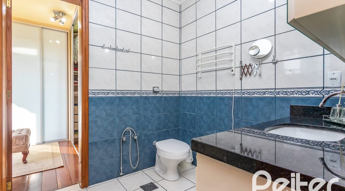 Casa à venda com 226m², 2 dormitórios, 1 suíte, 4 vagas, no bairro Teresópolis em Porto Alegre