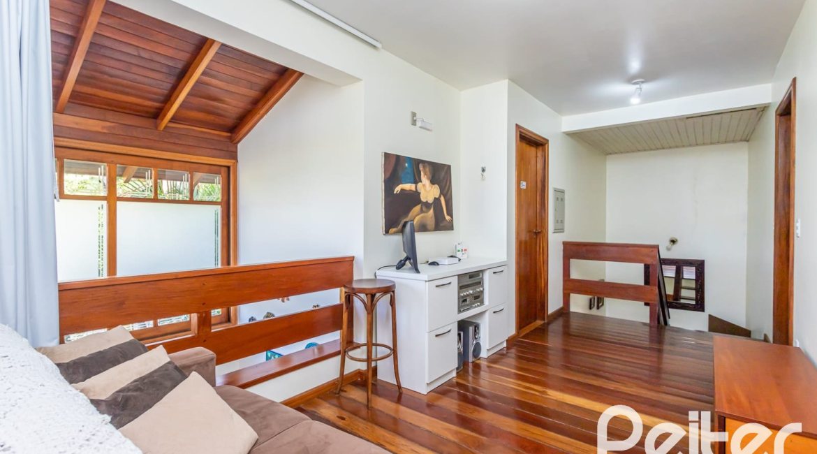 Casa à venda com 226m², 2 dormitórios, 1 suíte, 4 vagas, no bairro Teresópolis em Porto Alegre