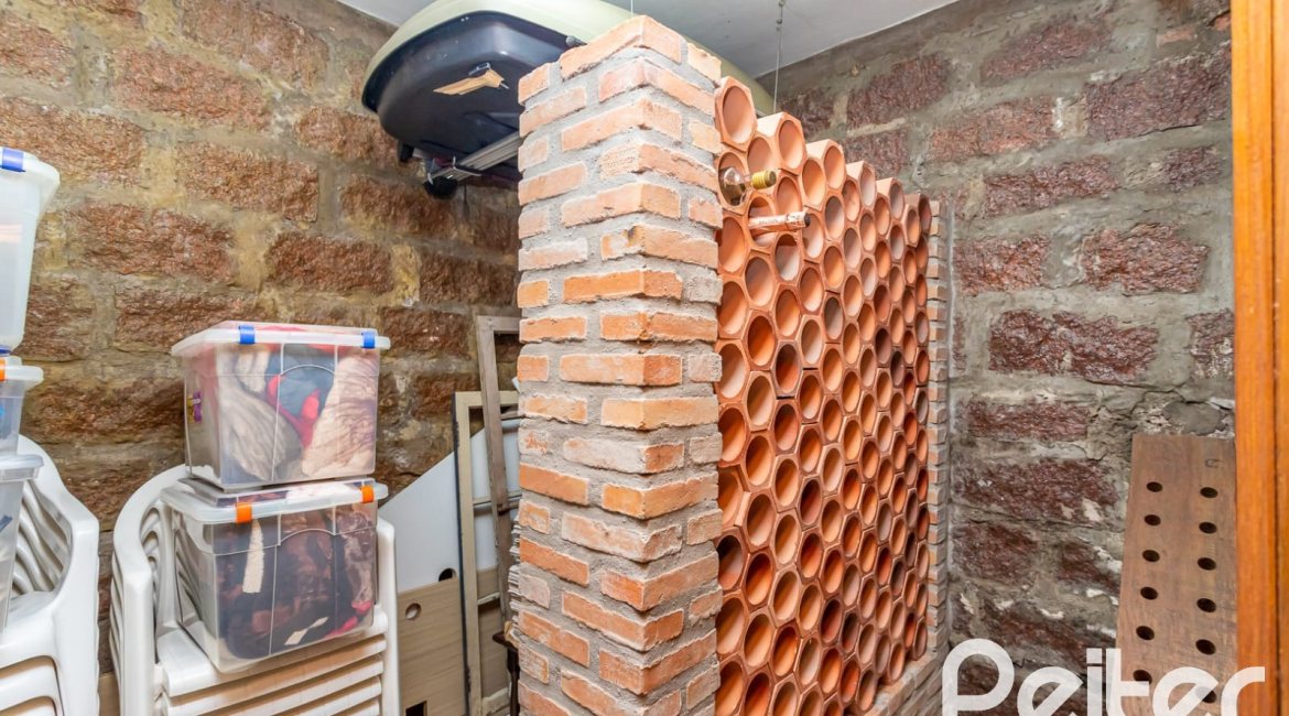 Casa à venda com 226m², 2 dormitórios, 1 suíte, 4 vagas, no bairro Teresópolis em Porto Alegre