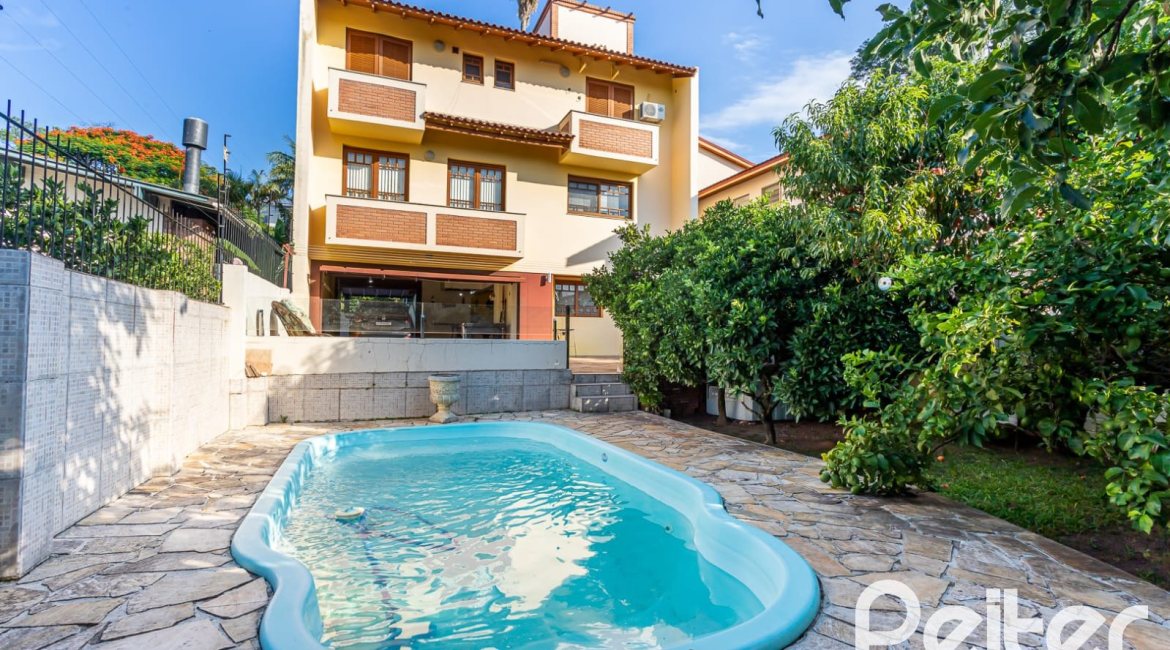Casa à venda com 226m², 2 dormitórios, 1 suíte, 4 vagas, no bairro Teresópolis em Porto Alegre