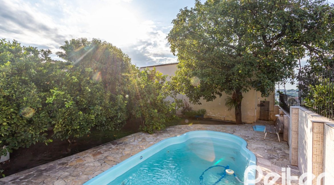 Casa à venda com 226m², 2 dormitórios, 1 suíte, 4 vagas, no bairro Teresópolis em Porto Alegre