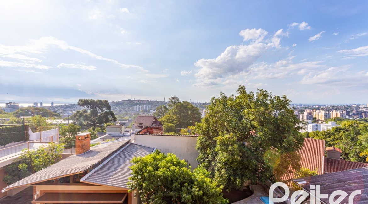 Casa à venda com 226m², 2 dormitórios, 1 suíte, 4 vagas, no bairro Teresópolis em Porto Alegre