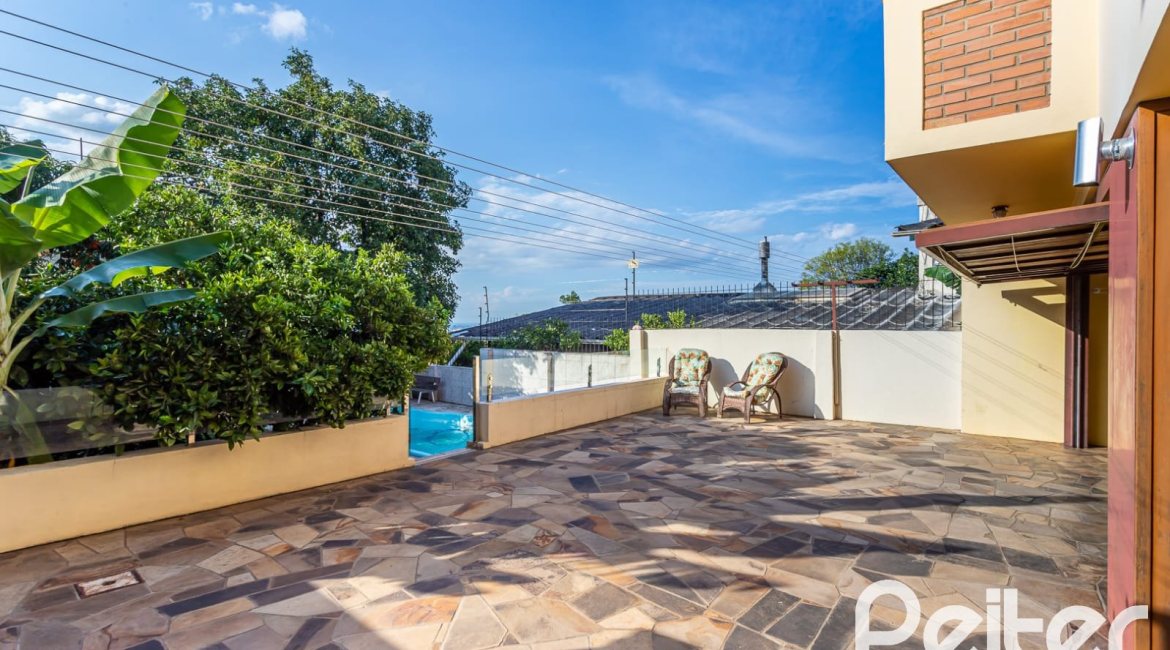 Casa à venda com 226m², 2 dormitórios, 1 suíte, 4 vagas, no bairro Teresópolis em Porto Alegre