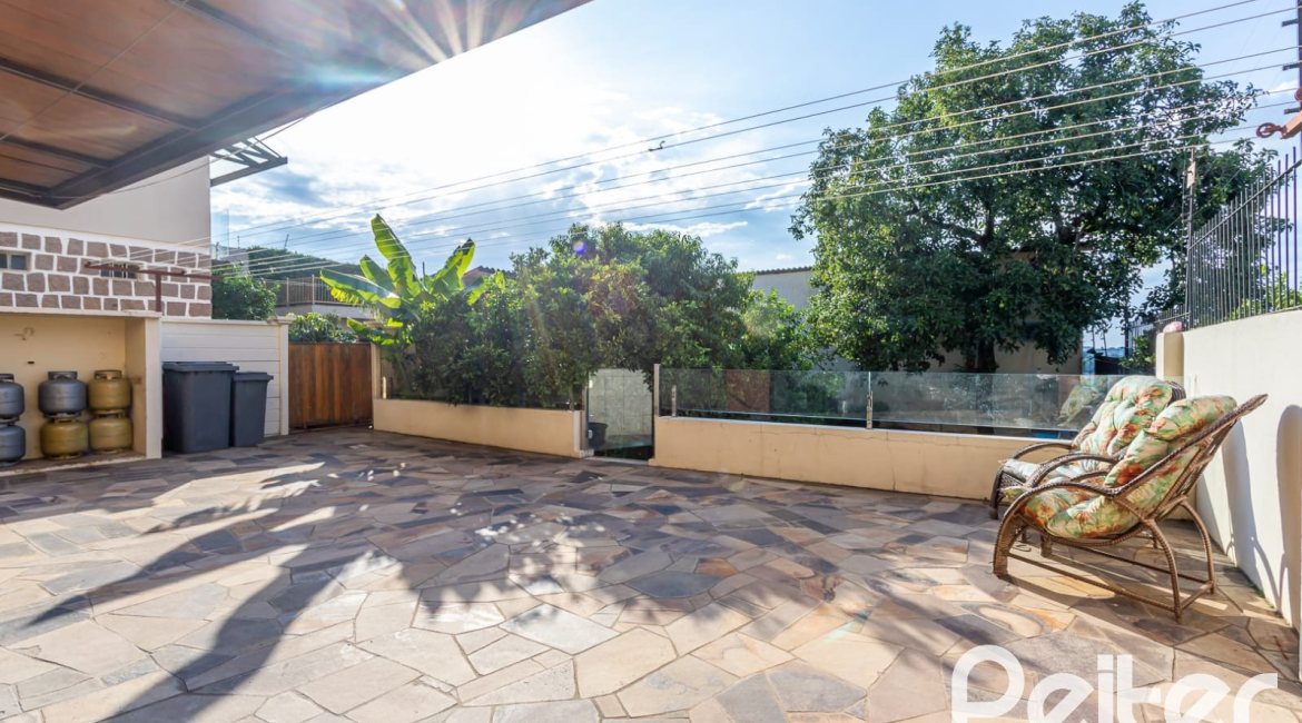 Casa à venda com 226m², 2 dormitórios, 1 suíte, 4 vagas, no bairro Teresópolis em Porto Alegre