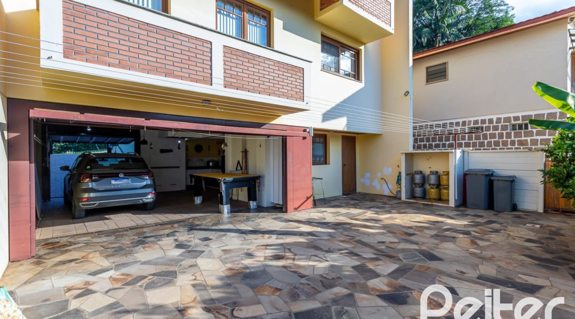 Casa à venda com 226m², 2 dormitórios, 1 suíte, 4 vagas, no bairro Teresópolis em Porto Alegre