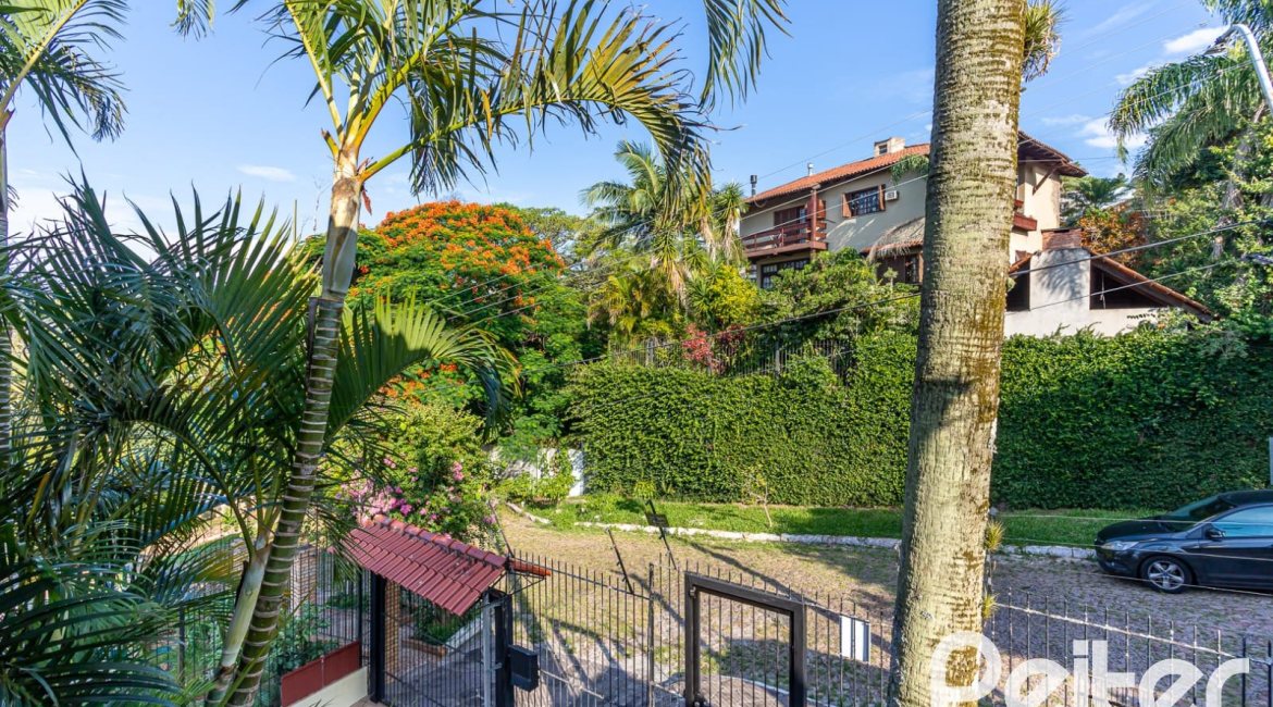 Casa à venda com 226m², 2 dormitórios, 1 suíte, 4 vagas, no bairro Teresópolis em Porto Alegre