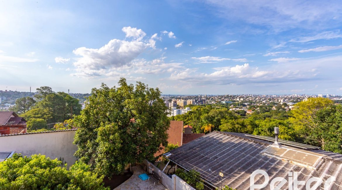 Casa à venda com 226m², 2 dormitórios, 1 suíte, 4 vagas, no bairro Teresópolis em Porto Alegre