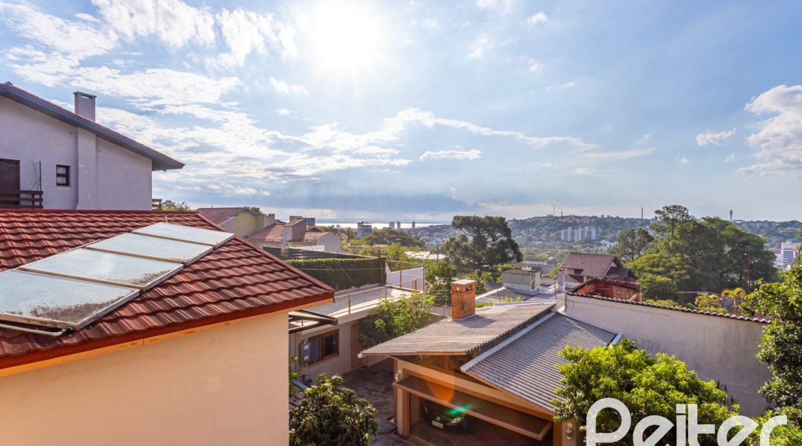 Casa à venda com 226m², 2 dormitórios, 1 suíte, 4 vagas, no bairro Teresópolis em Porto Alegre