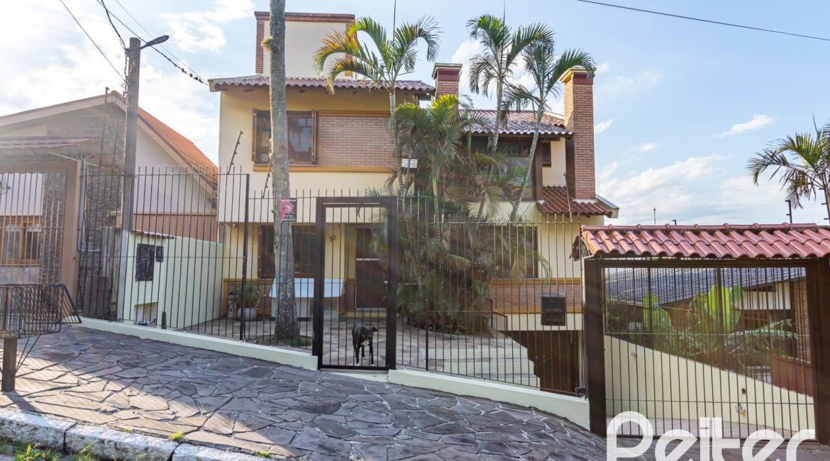 Casa à venda com 226m², 2 dormitórios, 1 suíte, 4 vagas, no bairro Teresópolis em Porto Alegre