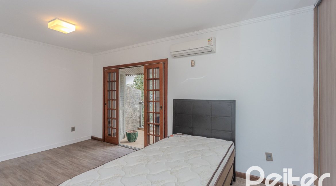 Casa em Condomínio à venda com 159m², 3 dormitórios, 1 suíte, 2 vagas, no bairro Tristeza em PORTO ALEGRE