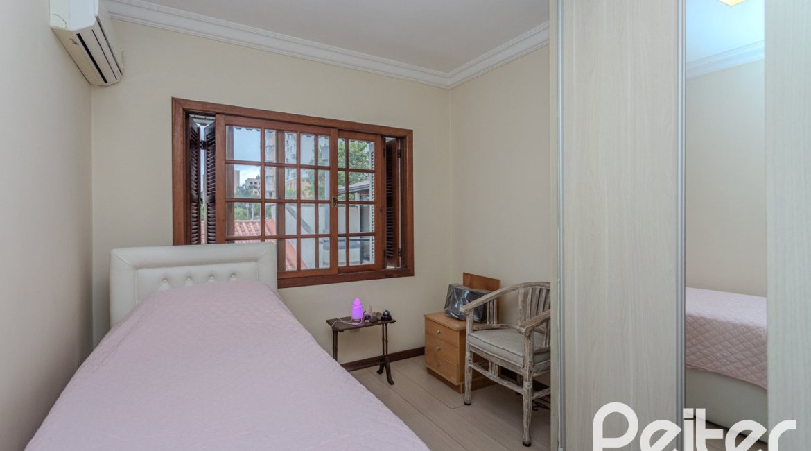 Casa em Condomínio à venda com 159m², 3 dormitórios, 1 suíte, 2 vagas, no bairro Tristeza em PORTO ALEGRE
