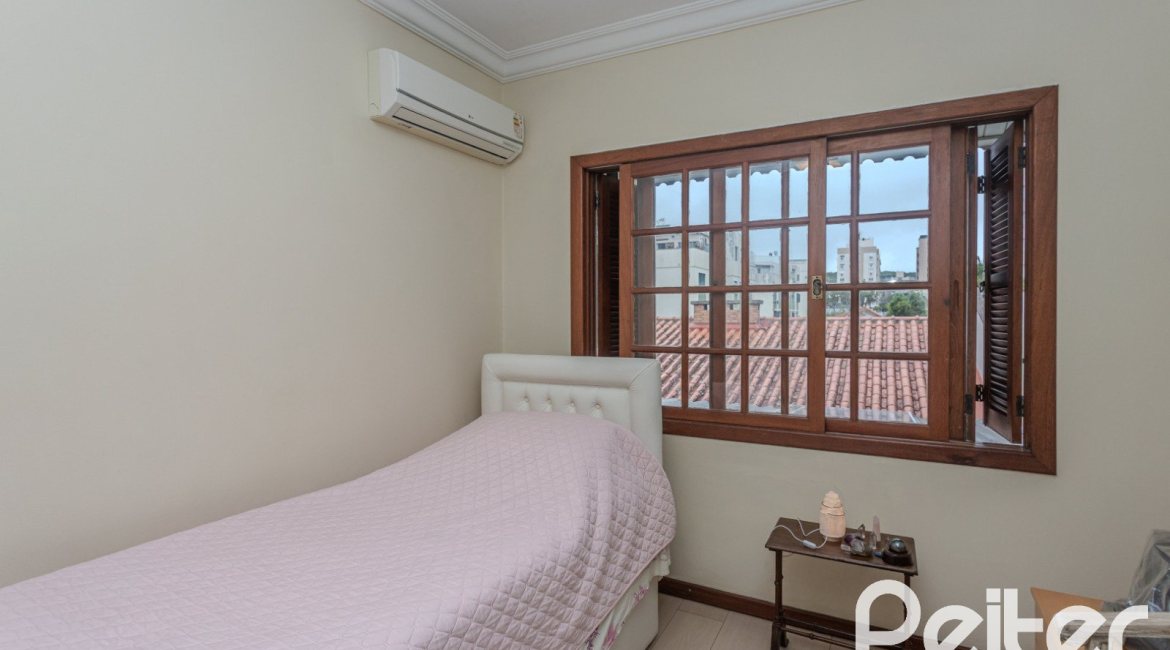 Casa em Condomínio à venda com 159m², 3 dormitórios, 1 suíte, 2 vagas, no bairro Tristeza em PORTO ALEGRE
