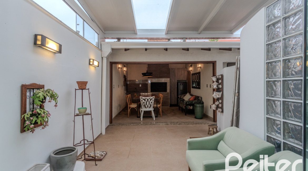 Casa em Condomínio à venda com 159m², 3 dormitórios, 1 suíte, 2 vagas, no bairro Tristeza em PORTO ALEGRE