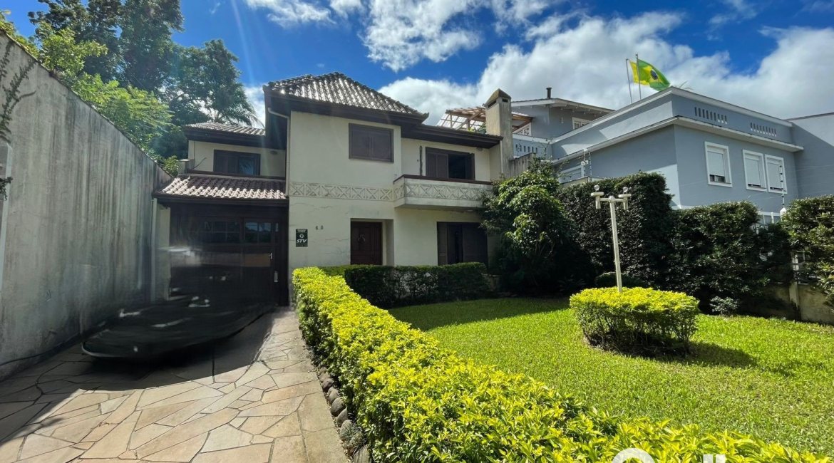 Casa à venda com 300m², 4 dormitórios, 1 suíte, 4 vagas, no bairro Ipanema em Porto Alegre