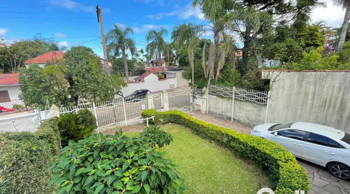 Casa à venda com 300m², 4 dormitórios, 1 suíte, 4 vagas, no bairro Ipanema em Porto Alegre