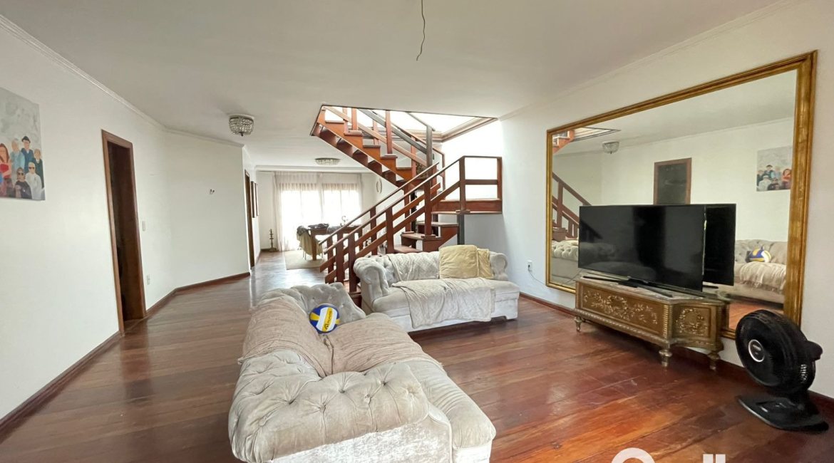 Casa à venda com 300m², 4 dormitórios, 1 suíte, 4 vagas, no bairro Ipanema em Porto Alegre