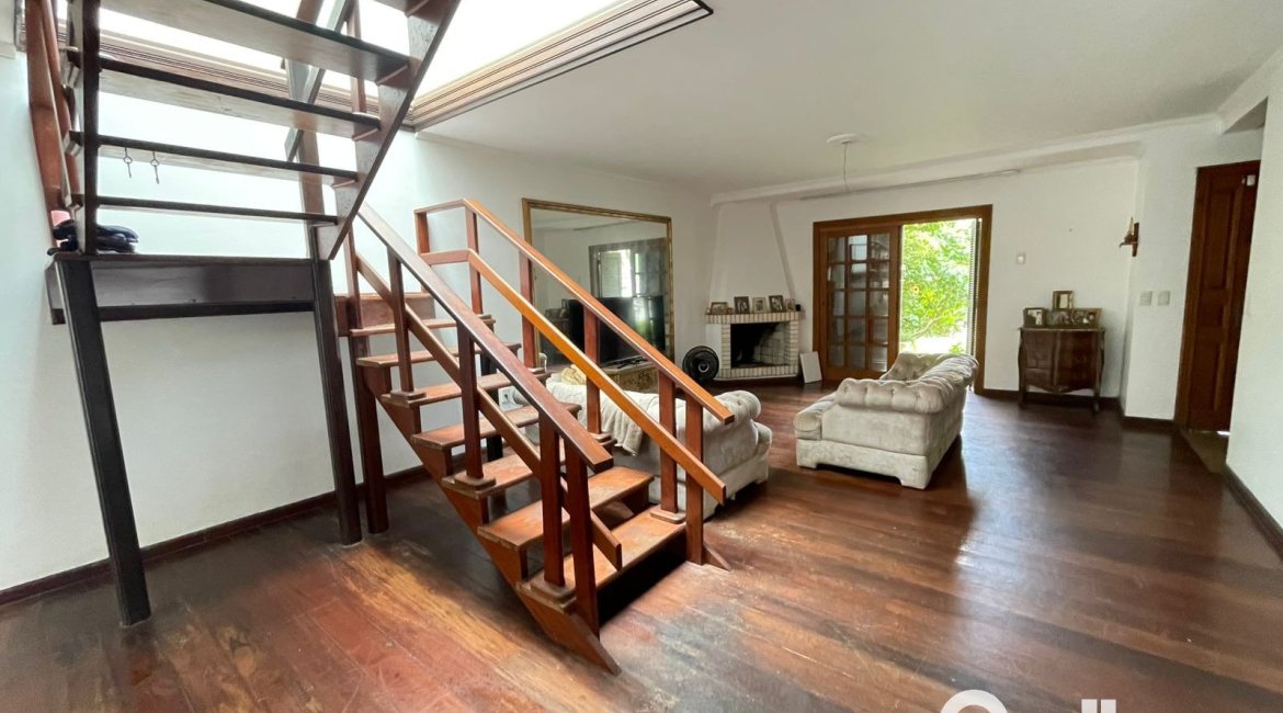 Casa à venda com 300m², 4 dormitórios, 1 suíte, 4 vagas, no bairro Ipanema em Porto Alegre