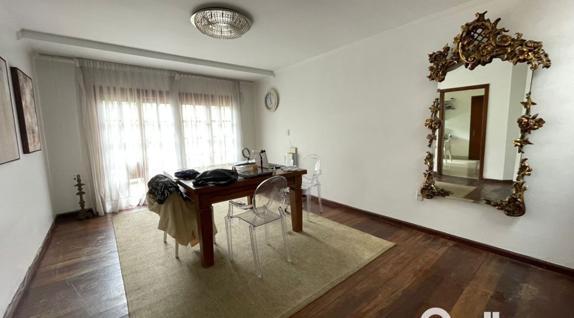 Casa à venda com 300m², 4 dormitórios, 1 suíte, 4 vagas, no bairro Ipanema em Porto Alegre