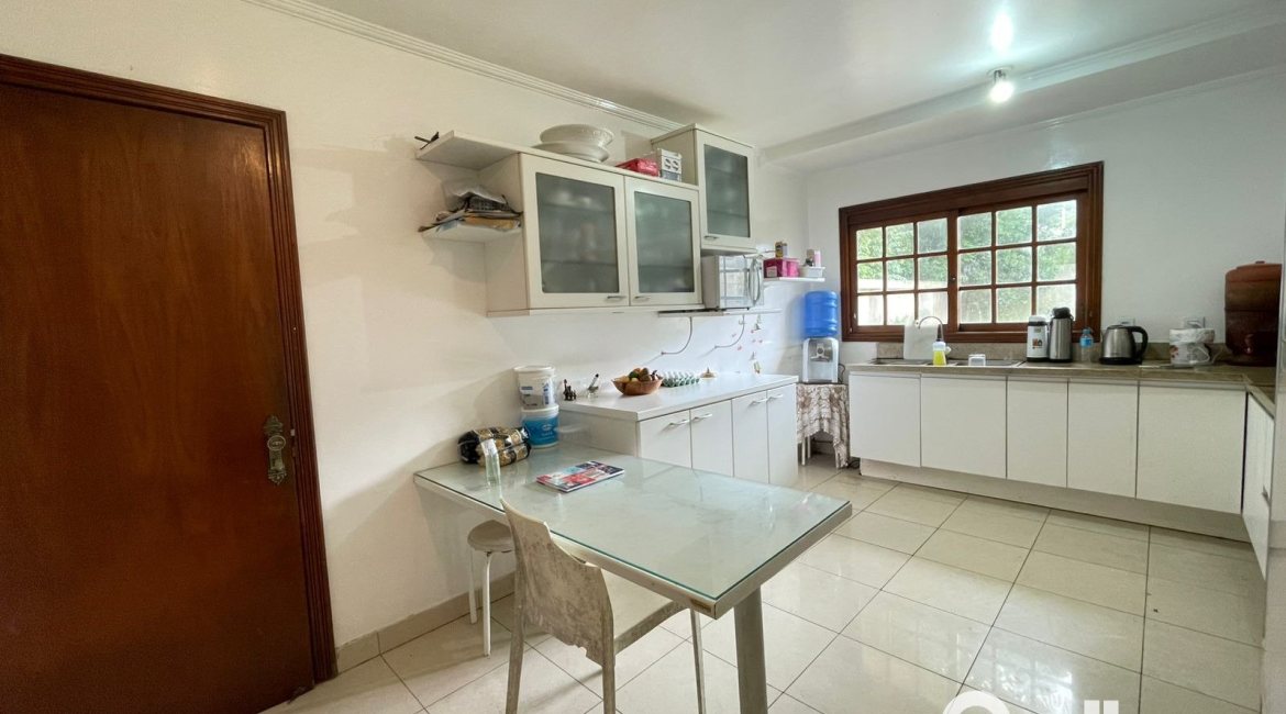 Casa à venda com 300m², 4 dormitórios, 1 suíte, 4 vagas, no bairro Ipanema em Porto Alegre