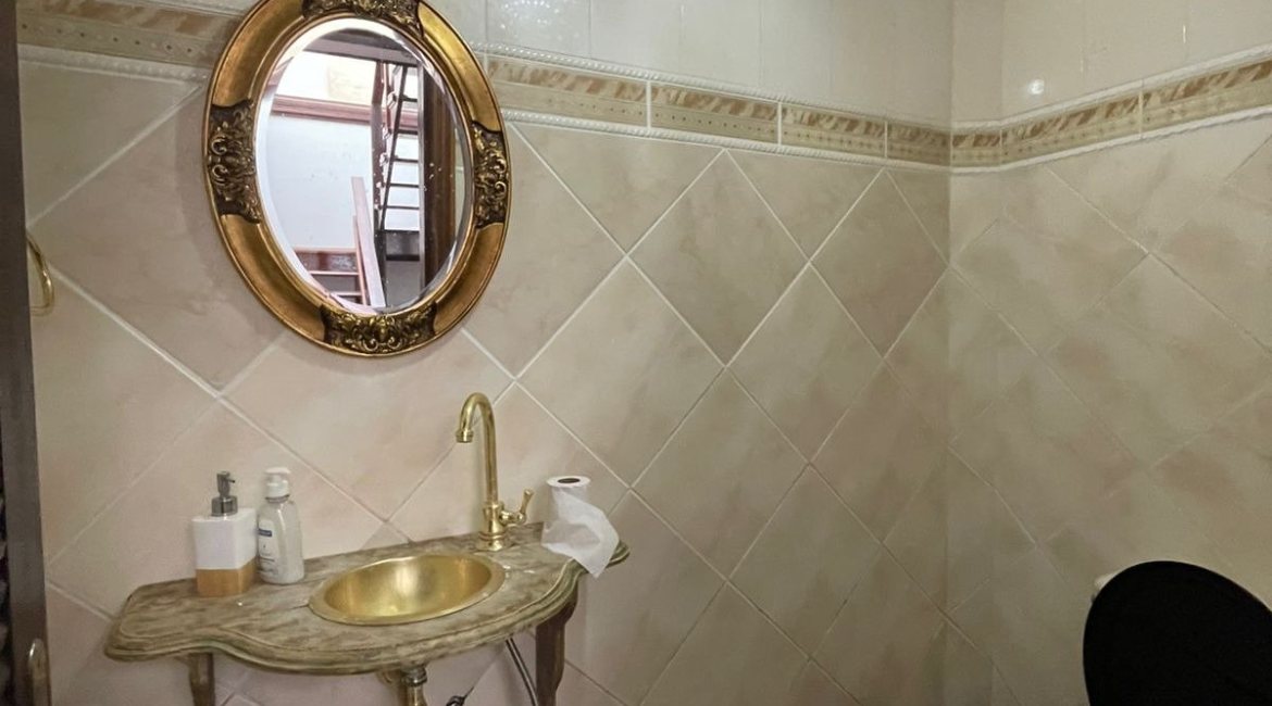 Casa à venda com 300m², 4 dormitórios, 1 suíte, 4 vagas, no bairro Ipanema em Porto Alegre