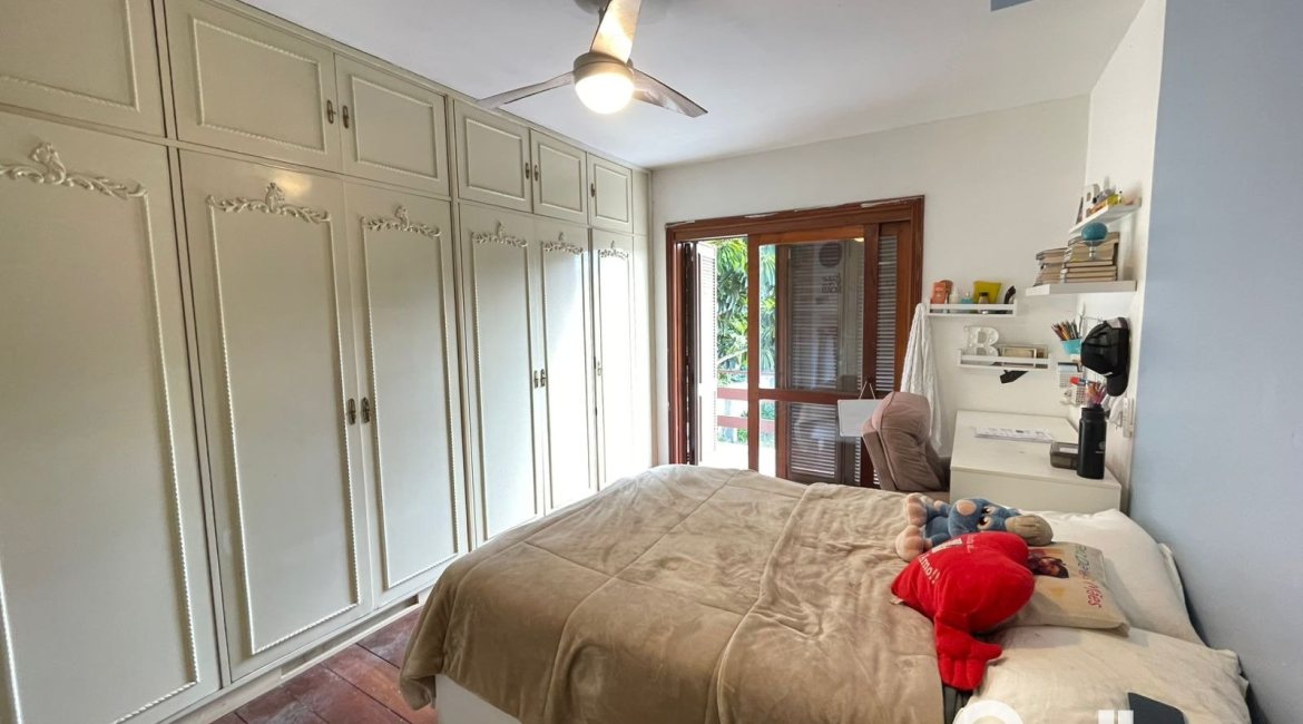 Casa à venda com 300m², 4 dormitórios, 1 suíte, 4 vagas, no bairro Ipanema em Porto Alegre
