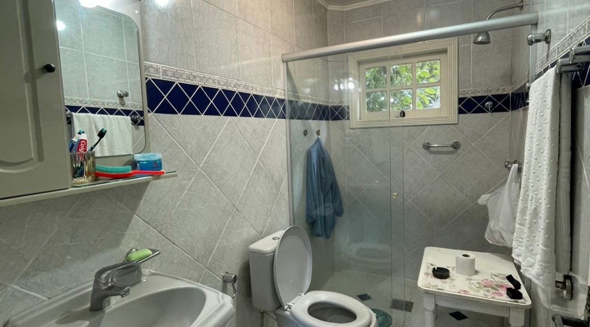 Casa à venda com 300m², 4 dormitórios, 1 suíte, 4 vagas, no bairro Ipanema em Porto Alegre