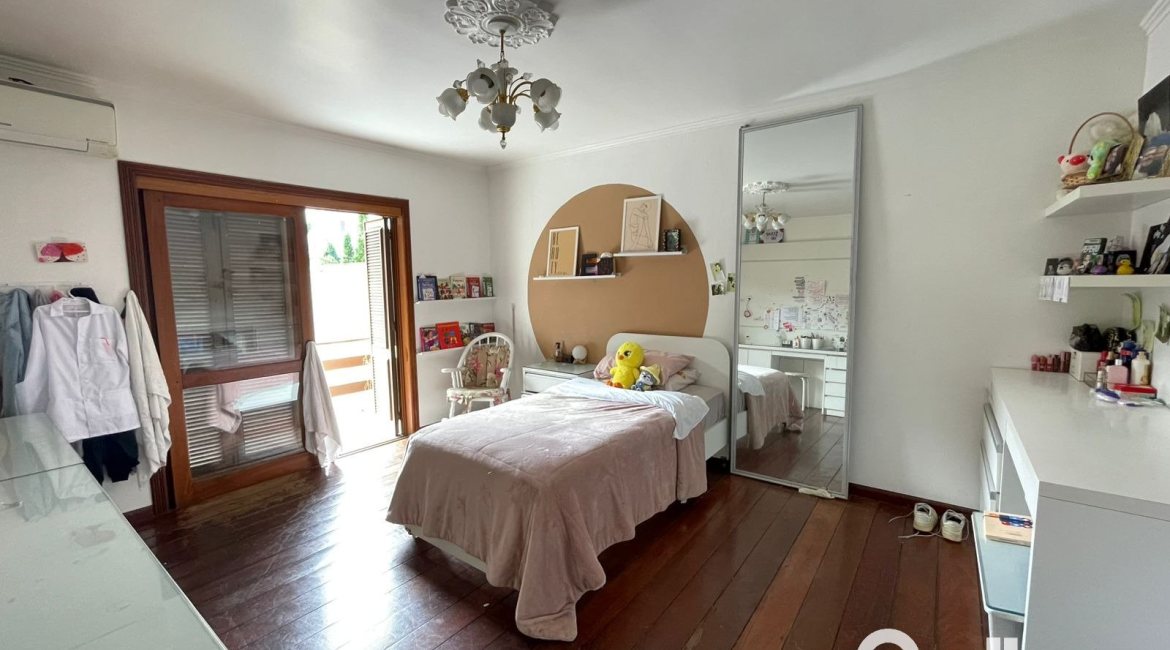 Casa à venda com 300m², 4 dormitórios, 1 suíte, 4 vagas, no bairro Ipanema em Porto Alegre