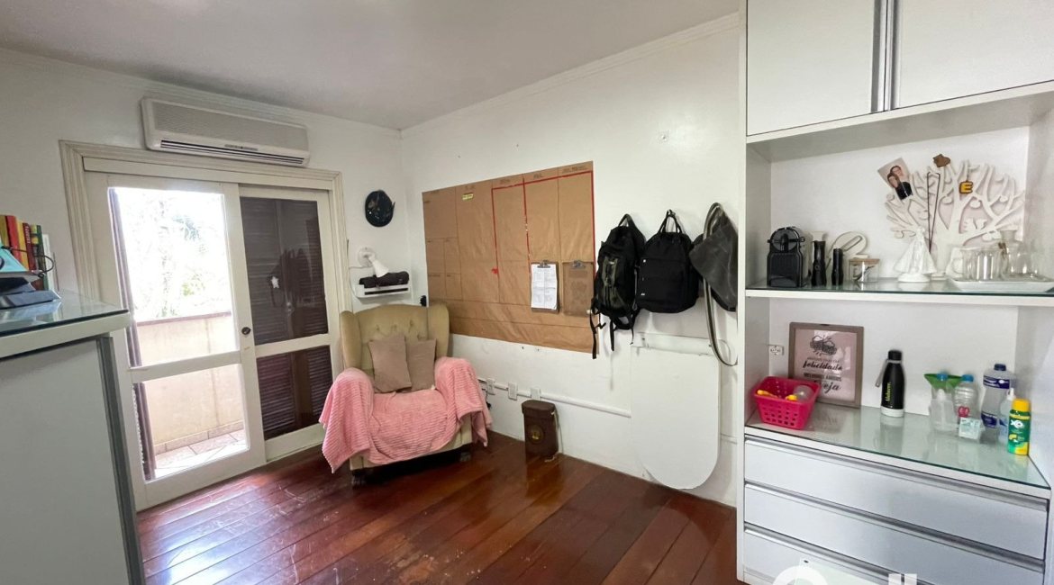 Casa à venda com 300m², 4 dormitórios, 1 suíte, 4 vagas, no bairro Ipanema em Porto Alegre