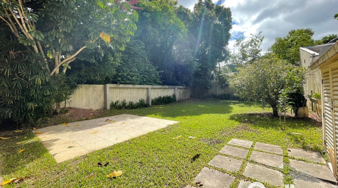 Casa à venda com 300m², 4 dormitórios, 1 suíte, 4 vagas, no bairro Ipanema em Porto Alegre