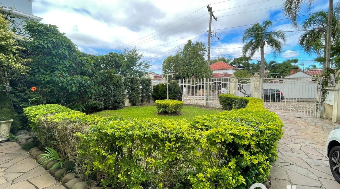 Casa à venda com 300m², 4 dormitórios, 1 suíte, 4 vagas, no bairro Ipanema em Porto Alegre