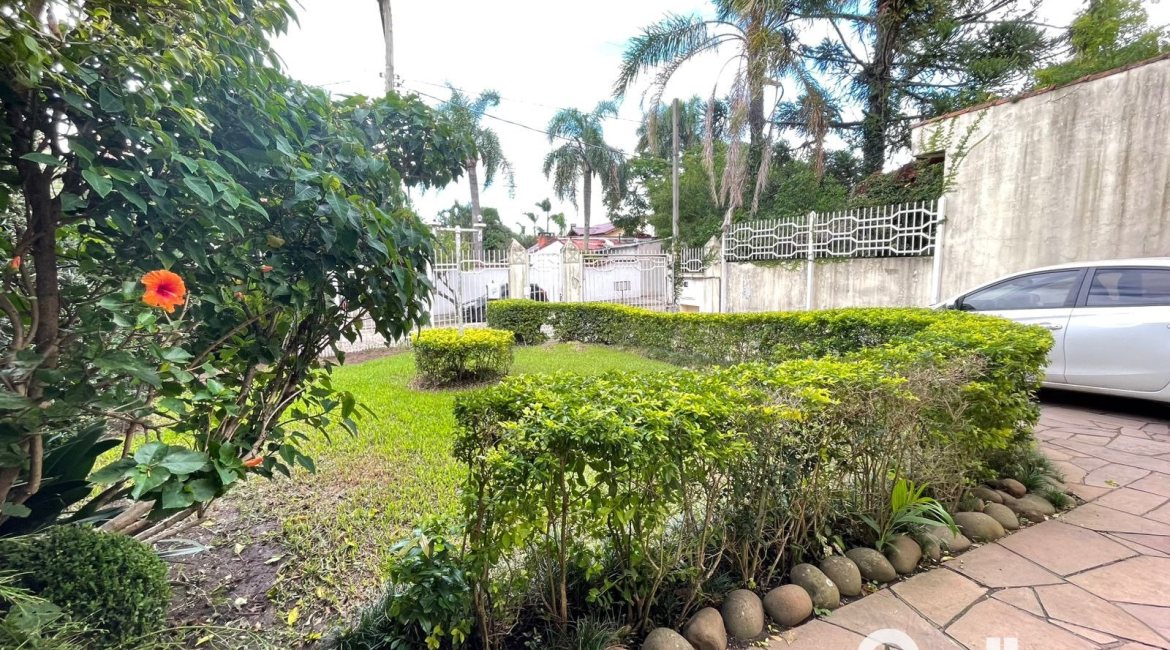 Casa à venda com 300m², 4 dormitórios, 1 suíte, 4 vagas, no bairro Ipanema em Porto Alegre