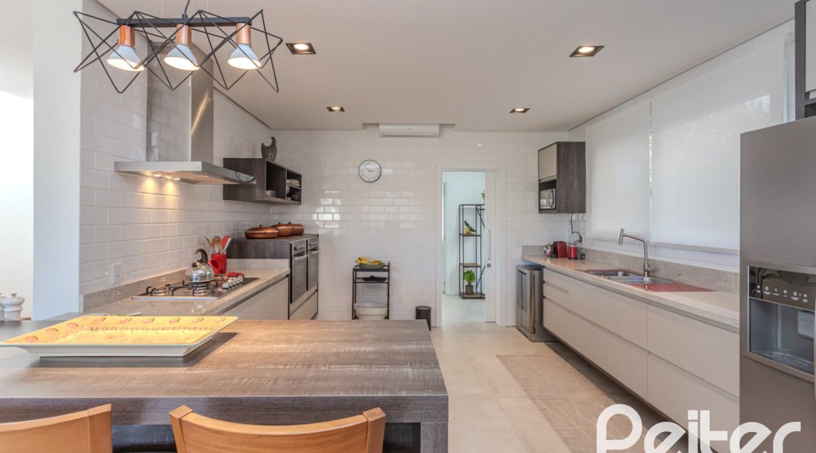 Casa em Condomínio à venda com 441m², 4 dormitórios, 4 suítes, 3 vagas, no bairro Alphaville em PORTO ALEGRE