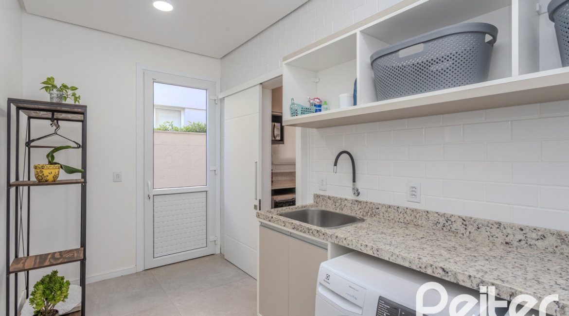 Casa em Condomínio à venda com 441m², 4 dormitórios, 4 suítes, 3 vagas, no bairro Alphaville em PORTO ALEGRE