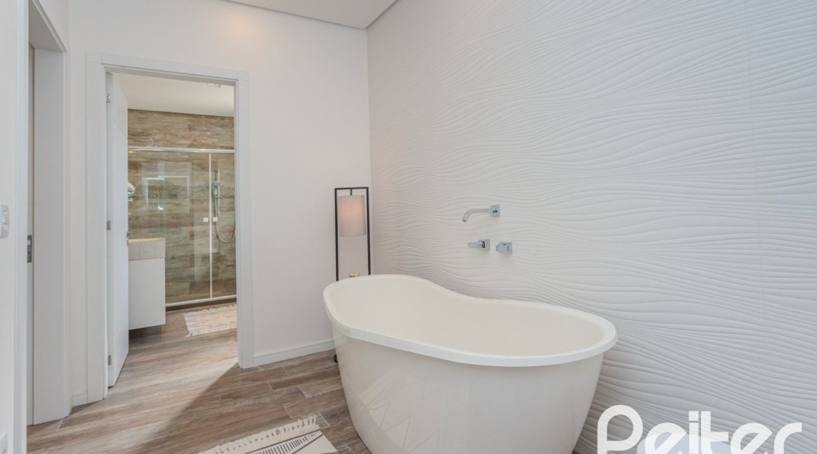 Casa em Condomínio à venda com 441m², 4 dormitórios, 4 suítes, 3 vagas, no bairro Alphaville em PORTO ALEGRE
