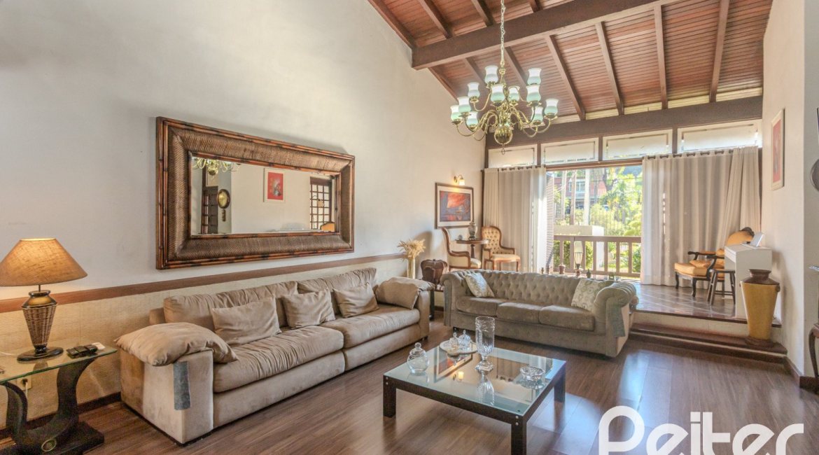 Casa à venda com 359m², 3 dormitórios, 1 suíte, 3 vagas, no bairro Vila Assunção em Porto Alegre