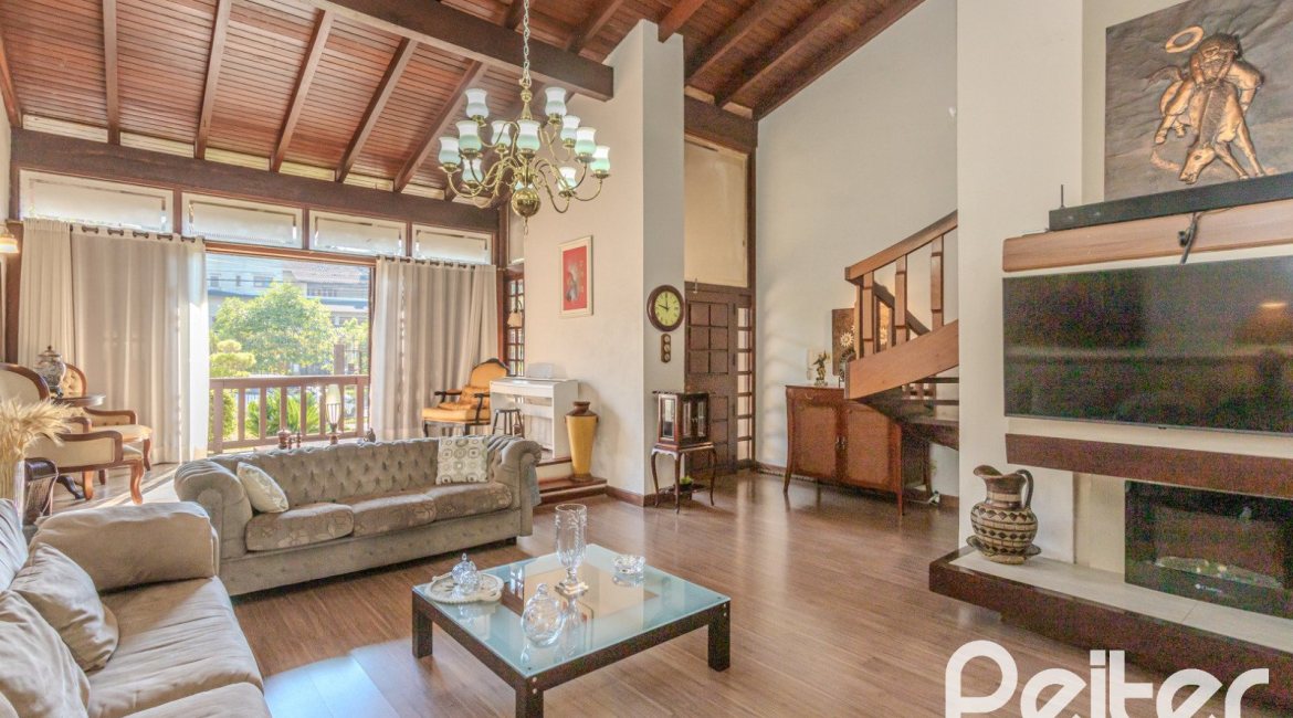 Casa à venda com 359m², 3 dormitórios, 1 suíte, 3 vagas, no bairro Vila Assunção em Porto Alegre