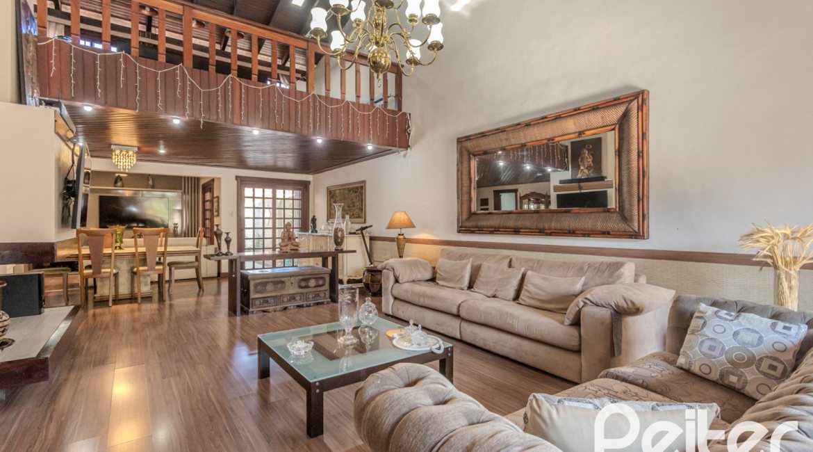 Casa à venda com 359m², 3 dormitórios, 1 suíte, 3 vagas, no bairro Vila Assunção em Porto Alegre