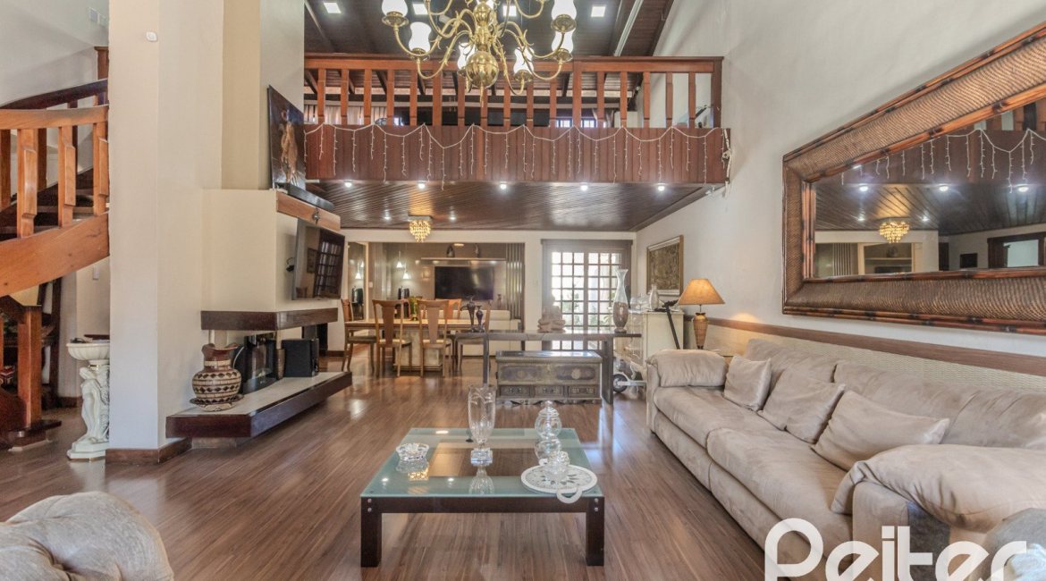 Casa à venda com 359m², 3 dormitórios, 1 suíte, 3 vagas, no bairro Vila Assunção em Porto Alegre