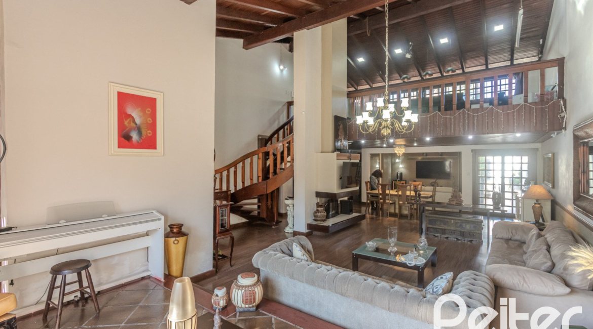 Casa à venda com 359m², 3 dormitórios, 1 suíte, 3 vagas, no bairro Vila Assunção em Porto Alegre