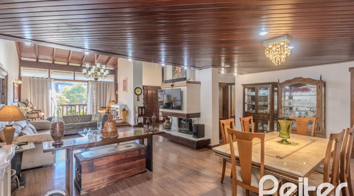 Casa à venda com 359m², 3 dormitórios, 1 suíte, 3 vagas, no bairro Vila Assunção em Porto Alegre