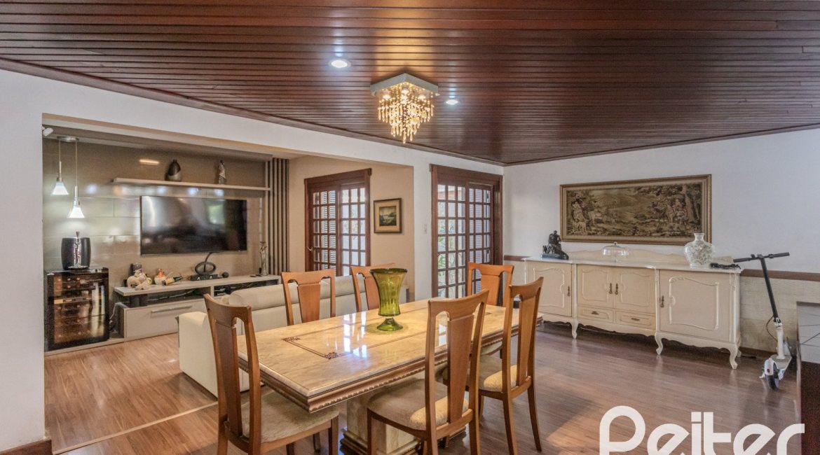 Casa à venda com 359m², 3 dormitórios, 1 suíte, 3 vagas, no bairro Vila Assunção em Porto Alegre
