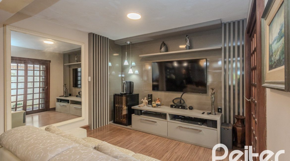 Casa à venda com 359m², 3 dormitórios, 1 suíte, 3 vagas, no bairro Vila Assunção em Porto Alegre