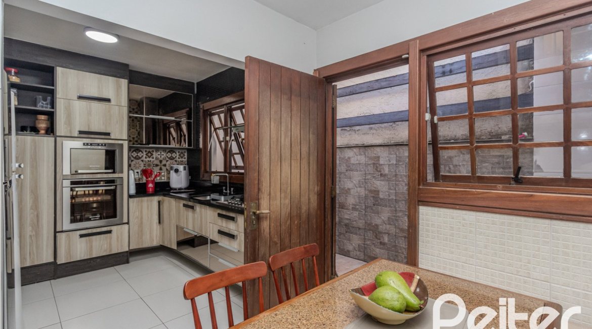 Casa à venda com 359m², 3 dormitórios, 1 suíte, 3 vagas, no bairro Vila Assunção em Porto Alegre