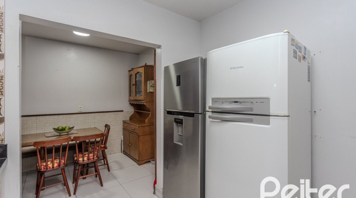 Casa à venda com 359m², 3 dormitórios, 1 suíte, 3 vagas, no bairro Vila Assunção em Porto Alegre