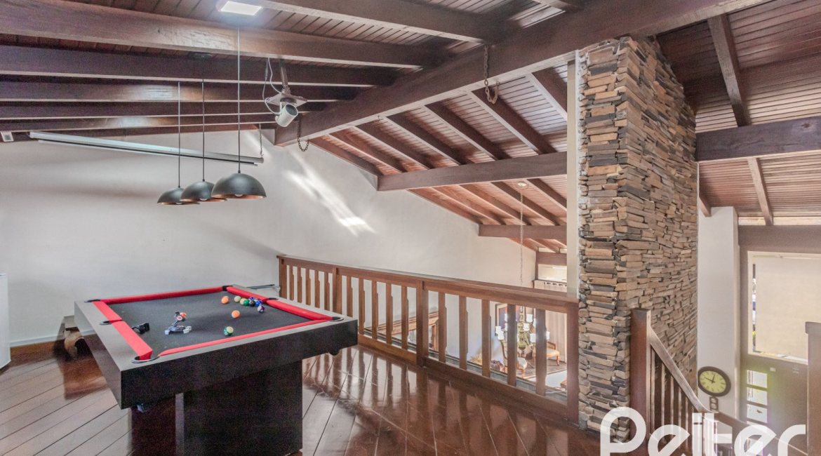 Casa à venda com 359m², 3 dormitórios, 1 suíte, 3 vagas, no bairro Vila Assunção em Porto Alegre