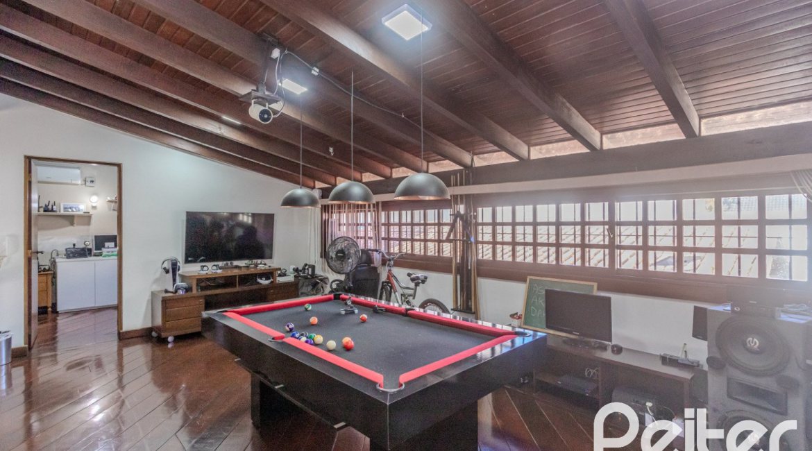 Casa à venda com 359m², 3 dormitórios, 1 suíte, 3 vagas, no bairro Vila Assunção em Porto Alegre