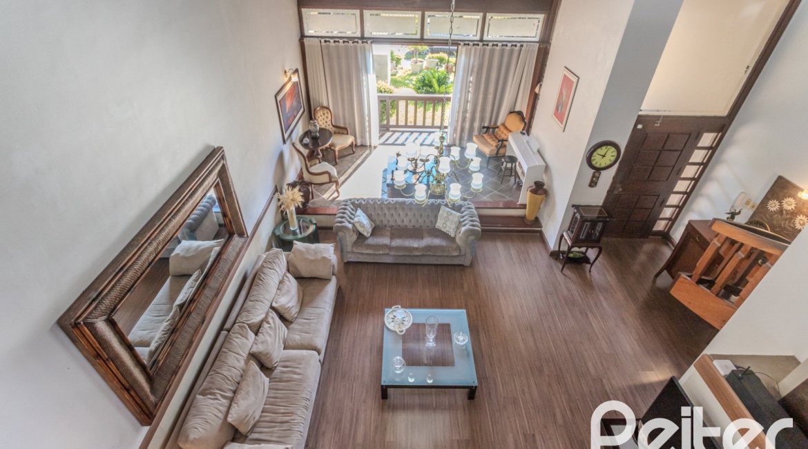 Casa à venda com 359m², 3 dormitórios, 1 suíte, 3 vagas, no bairro Vila Assunção em Porto Alegre