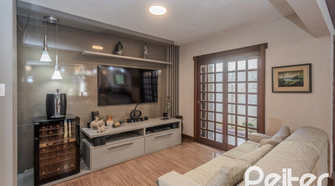 Casa à venda com 359m², 3 dormitórios, 1 suíte, 3 vagas, no bairro Vila Assunção em Porto Alegre