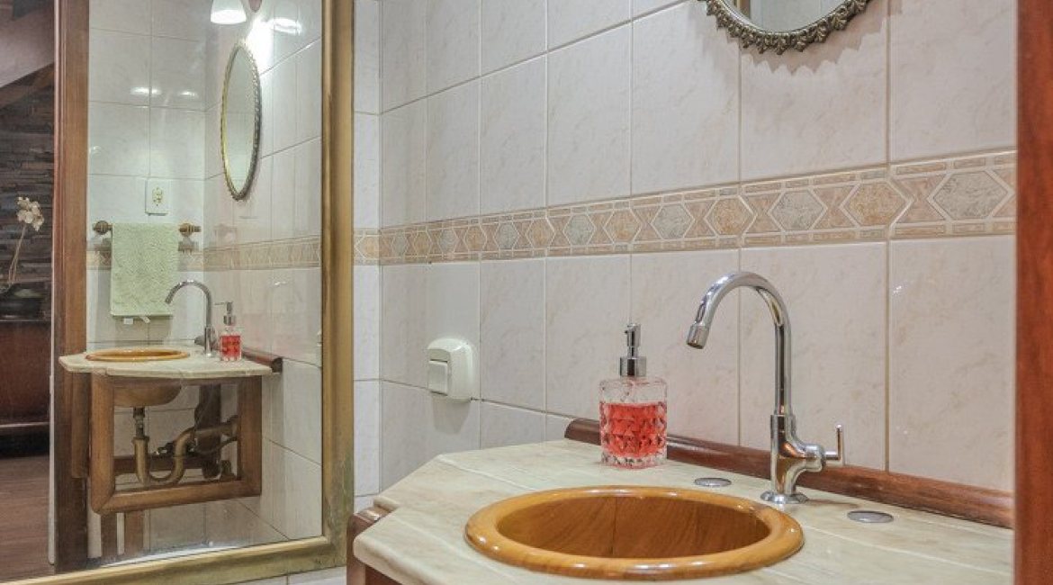Casa à venda com 359m², 3 dormitórios, 1 suíte, 3 vagas, no bairro Vila Assunção em Porto Alegre