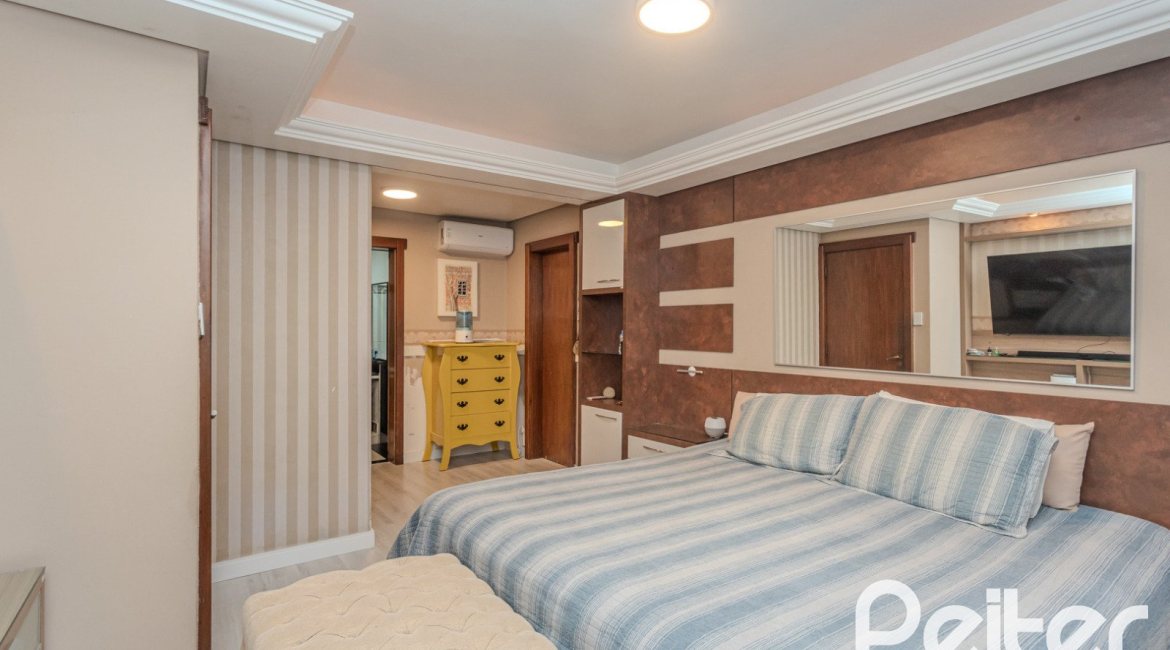 Casa à venda com 359m², 3 dormitórios, 1 suíte, 3 vagas, no bairro Vila Assunção em Porto Alegre